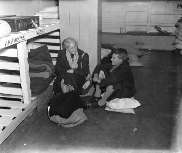 De SS Almanzora met 1900 gerepatrieerden uit Indie aan boord in de haven van Ams, Bestanddeelnr 901-3340