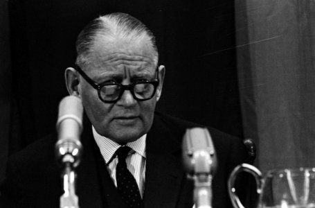 De NAVO Conferentie in Den Haag , secretaris generaal D U Stikker een persconf, Bestanddeelnr 916-4227