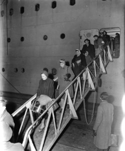De SS Almanzora met 1900 gerepatrieerden uit Indie aan boord in de haven van Ams, Bestanddeelnr 901-3333