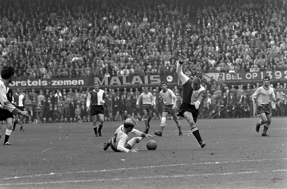 De spelers Kusters (l) en Bild (r) in aktie, Bestanddeelnr 919-5980