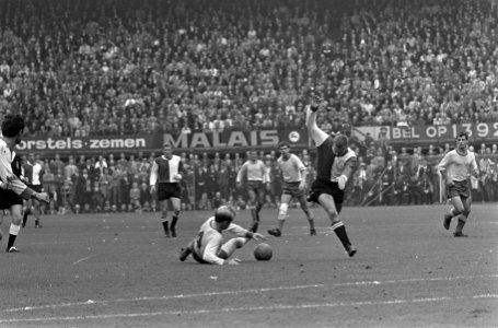 De spelers Kusters (l) en Bild (r) in aktie, Bestanddeelnr 919-5980