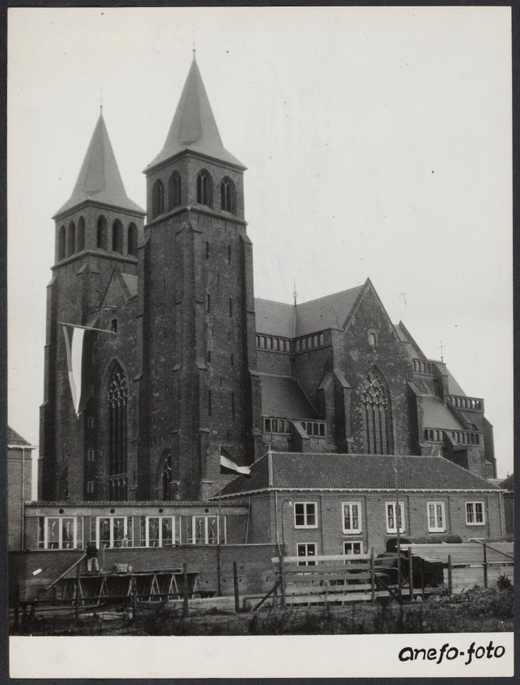 De St. Walburgkerk in Arnhem, die in de oorlog werd verwoest en uitbrandde is he, Bestanddeelnr 476041 064