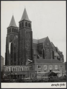 De St. Walburgkerk in Arnhem, die in de oorlog werd verwoest en uitbrandde is he, Bestanddeelnr 476041 064