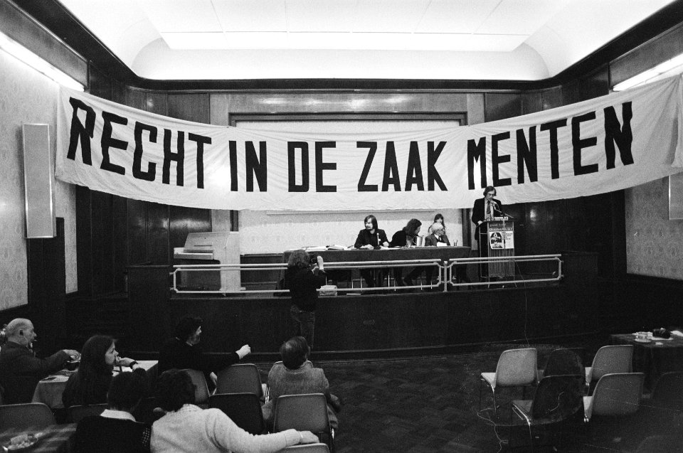 De protestbijeenkomst op het spandoek staat Recht in de zaak Menten, Bestanddeelnr 930-2059