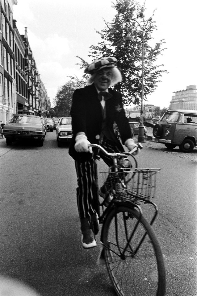 De Russische clown Popov op de fiets voor Carré, Bestanddeelnr 930-3791