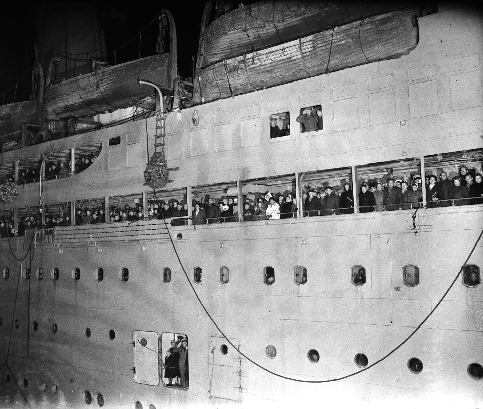 De SS Almanzora met 1900 gerepatrieerden uit Indie aan boord in de haven van Ams, Bestanddeelnr 901-3334