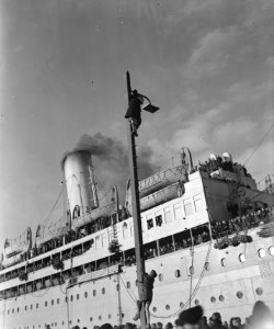 De SS Almanzora met 1900 gerepatrieerden uit Indie aan boord in de haven van Ams, Bestanddeelnr 901-3327