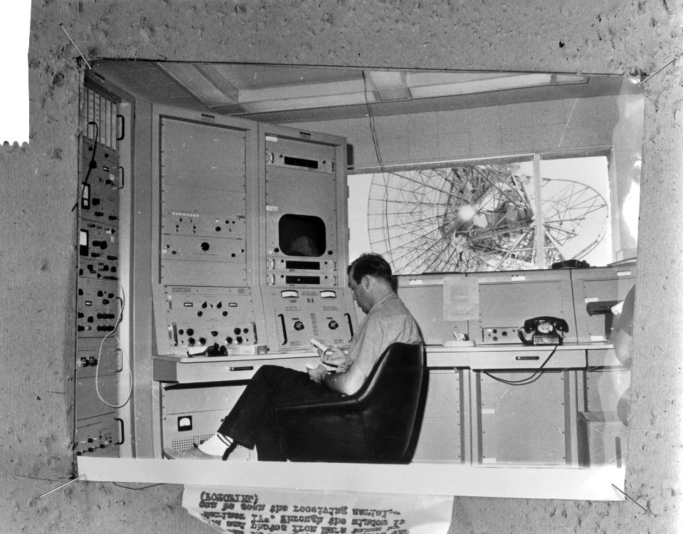 De radiotelescoop in Spanje die de marsfotos ontvangt de technicus in de ontvang, Bestanddeelnr 917-9710