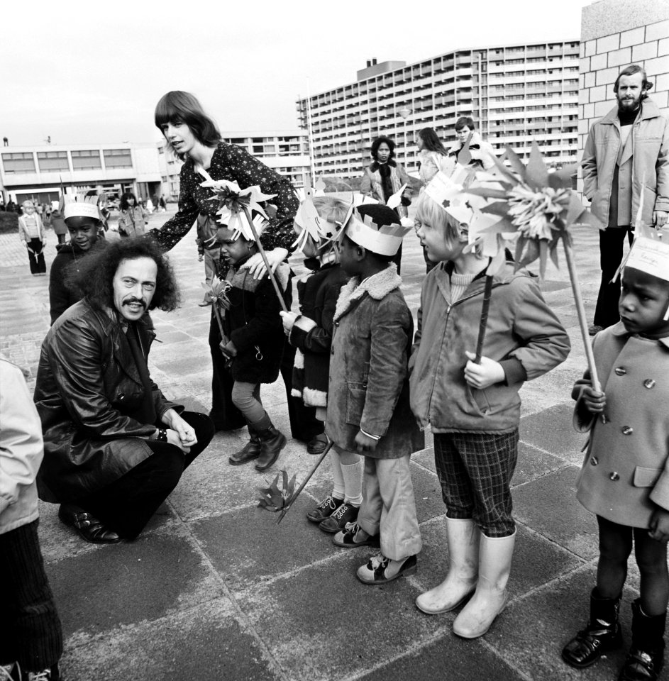 De wethouder met een groepje kinderen, Bestanddeelnr 926-8096