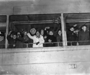 De SS Almanzora met 1900 gerepatrieerden uit Indie aan boord in de haven van Ams, Bestanddeelnr 901-3329
