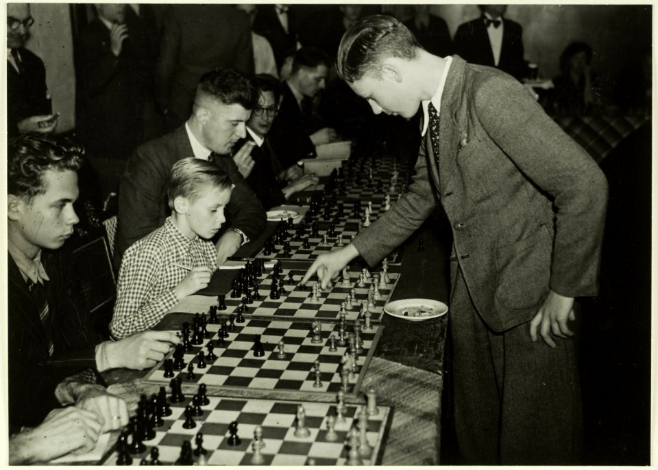 De schaker Hans Bouwmeester tijdens het spelen van simultaanwedstrijden in café-restaurant Brinkmann. NL-HlmNHA 5400467005