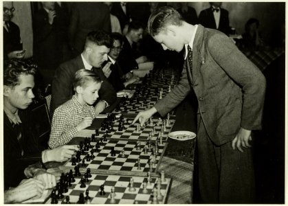 De schaker Hans Bouwmeester tijdens het spelen van simultaanwedstrijden in café-restaurant Brinkmann. NL-HlmNHA 5400467005