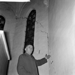 De St Willibrorduskerk te Terneuzen krijgt scheuren in muren doordat waterstand, Bestanddeelnr 916-0057