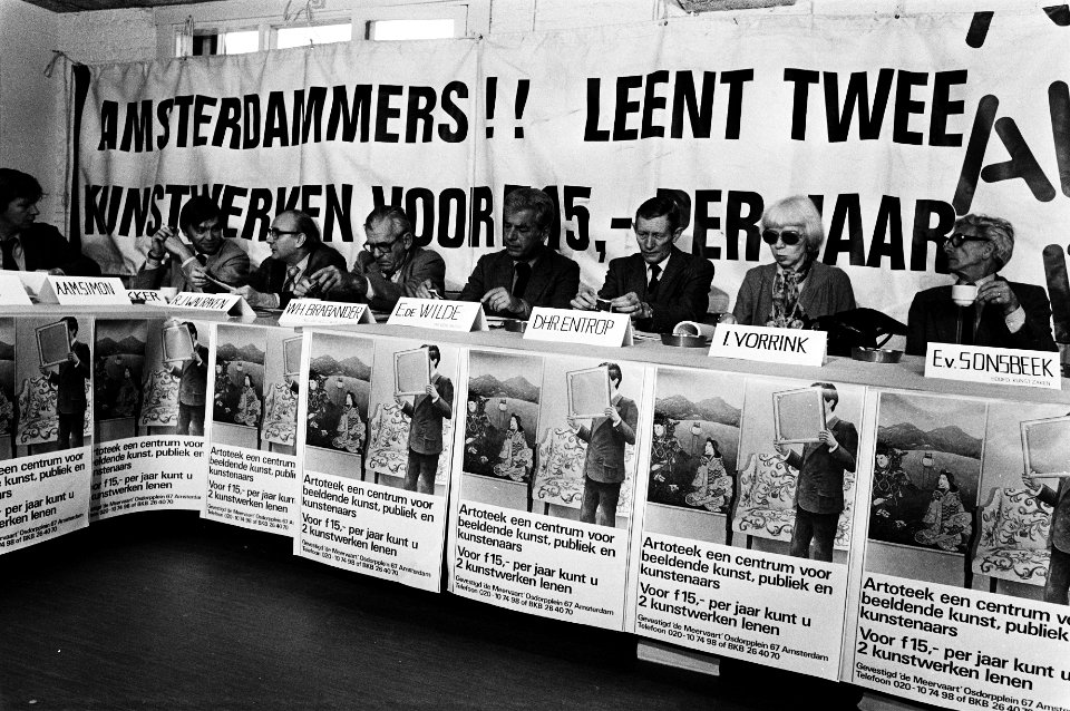 De Raadscommissie voor de Kunst praat met kunstenaars i.v.m. de bezetting van he, Bestanddeelnr 930-5317