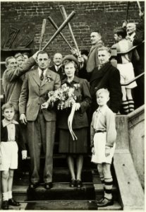 De werper van honkbalclub H.H.C. Schoten, Roel de Mon, trad op 21 november 1946 in het huwelijk met mej. W. Wagenaar, waarbij clubleden een erehaag vormden. NL-HlmNHA 5400465513