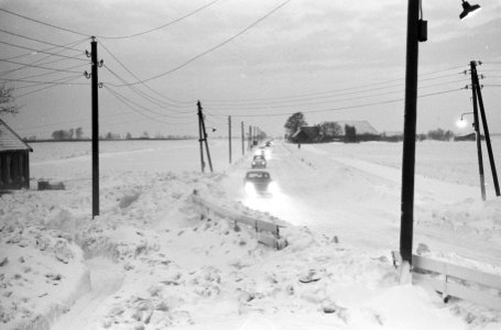 De wegen in Amsterdam in ijsbanen herschapen. Weg Velsen-Amsterdam, Bestanddeelnr 914-7181