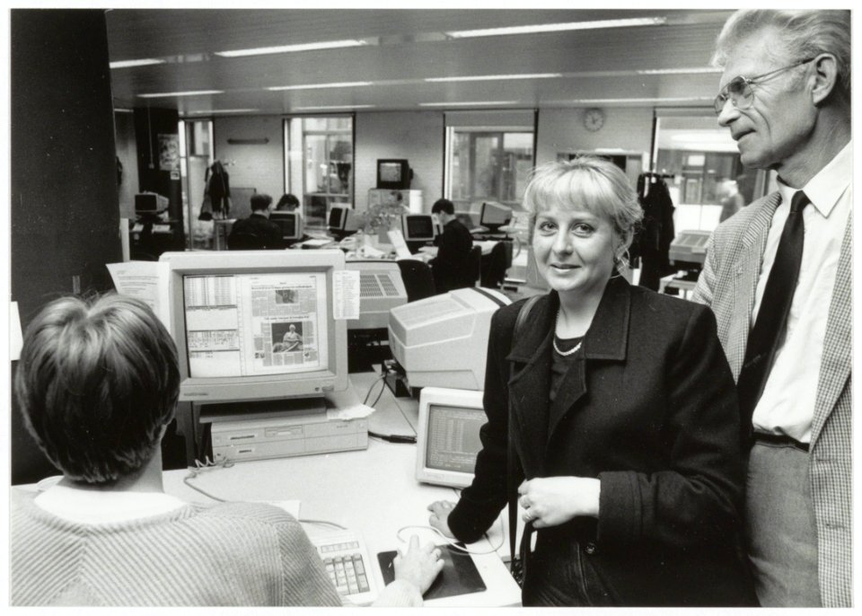 De Russische journaliste Svetlana Vasileva op bezoek bij de redactie van het Haarlems Dagblad., NL-HlmNHA 54035180