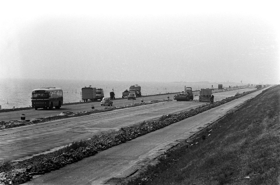 De weg over de afsluitdijk wordt verbreed, Bestanddeelnr 921-6400