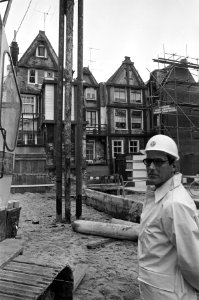 De wethouder met helm, op de achtergrond de heistelling, Bestanddeelnr 926-8733