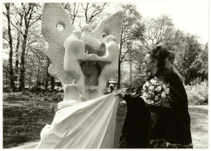 De weduwe van de Haarlemse beeldhouwer Wim Jonker (1920-1993), Meriam Jonker-Beijerink, onthult zijn laatste grote kunstwerk. Het beeld, getiteld De Onsterfelijkheid-De Vlinder staat op he, NL-HlmNHA 54035156