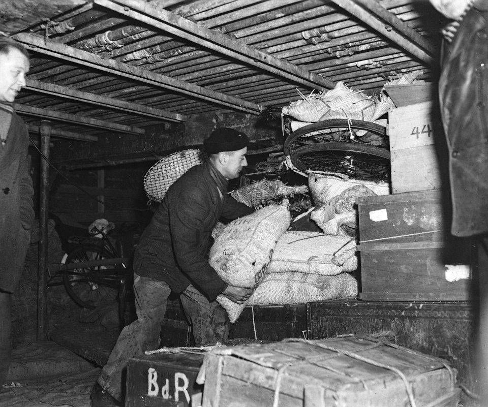 De SS Almanzora met 1900 gerepatrieerden uit Indie aan boord in de haven van Ams, Bestanddeelnr 901-3343