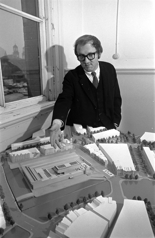 De Weense architect W. Holzbauer geeft een toelichting bij zijn winnend ontwerp , Bestanddeelnr 921-9257
