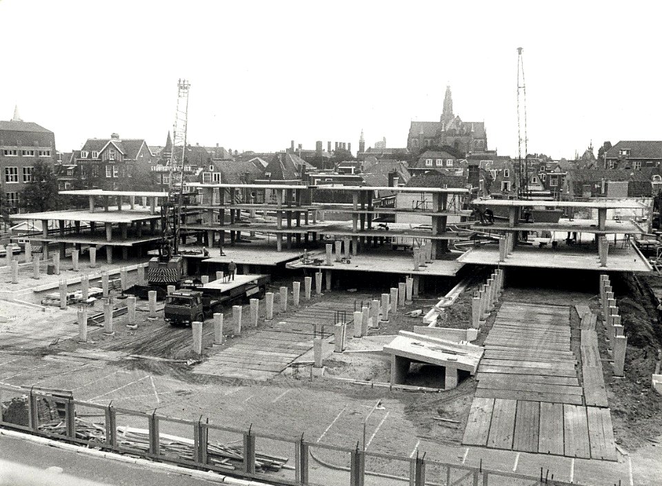 De Raaks Parkeergarage in een vroeg stadium van aanbouw. Geschonken in 1976 door Dhr. D. Tump te Haarlem. Identificatienummer 54-003986, NL-HlmNHA 54003986