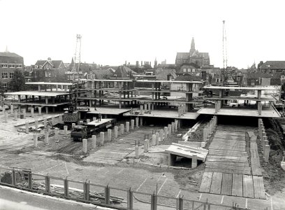 De Raaks Parkeergarage in een vroeg stadium van aanbouw. Geschonken in 1976 door Dhr. D. Tump te Haarlem. Identificatienummer 54-003986, NL-HlmNHA 54003986