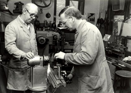 De werkplaats aan de Kleverparkweg 6, met links Dhr. W.H. Kouwenberg en rechts Dhr. J. Oosten. Aangekocht in 1983 van fotograaf C. de Boer