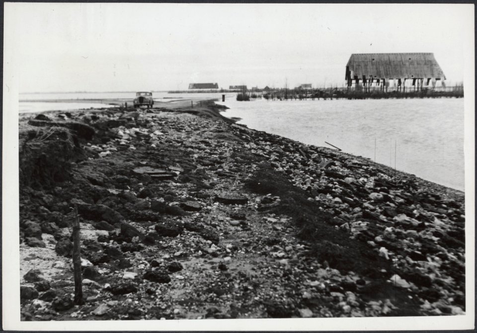 De resten van een voormalige weg in de Wieringermeerpolder. Na maanden van pompe, Bestanddeelnr 512 106