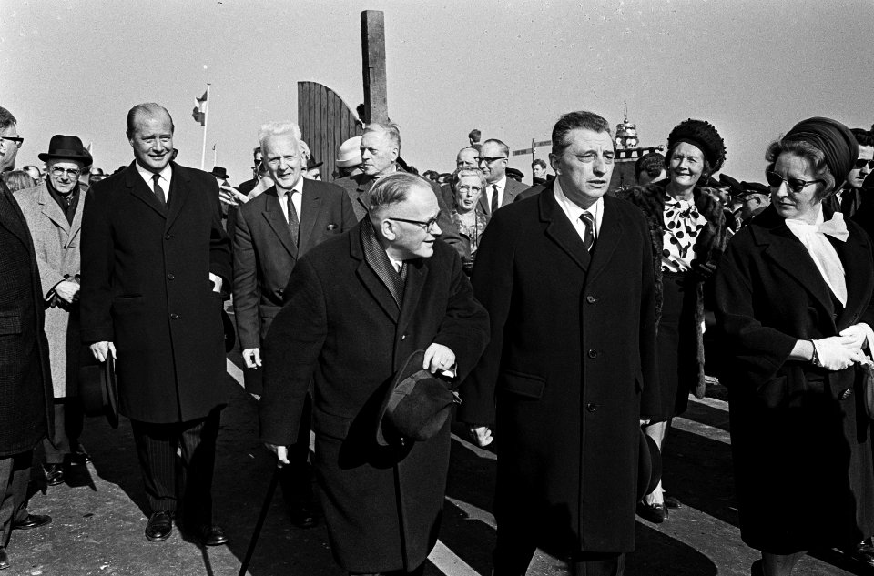 De weg over de Grevelingendam geopend door minister van Verkeer en Waterstaat Ja, Bestanddeelnr 917-5996