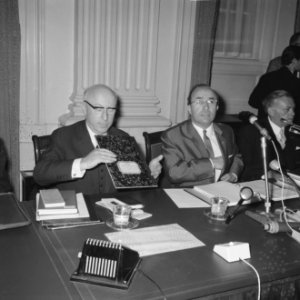 De regeringstafel met v.l.n.r. minister van Justitie Samkalden, minister-preside, Bestanddeelnr 918-4302