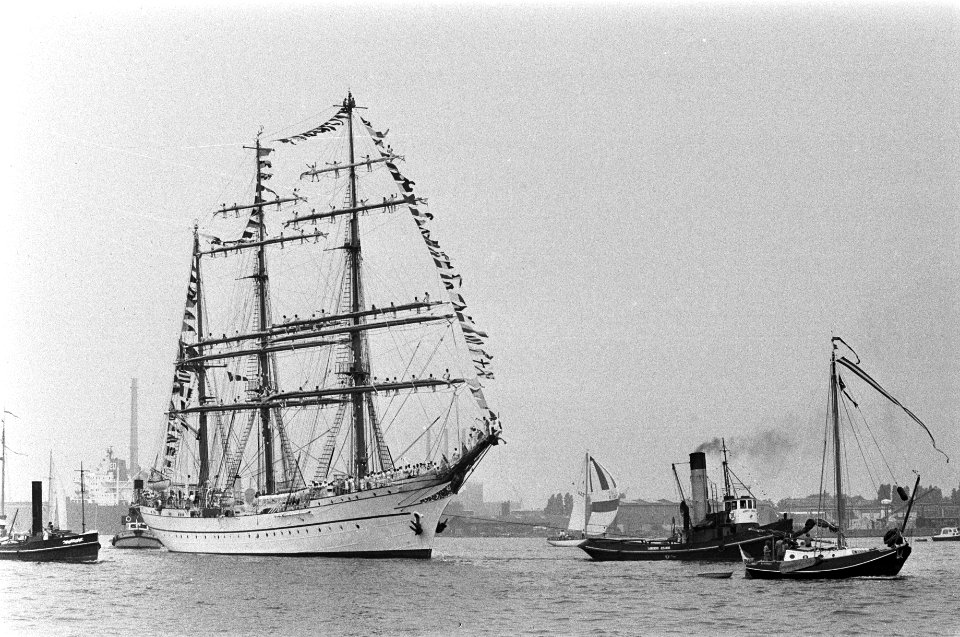 De Sagres uit Portugal wordt gesleept door een stoomsleepboot, Bestanddeelnr 928-1021
