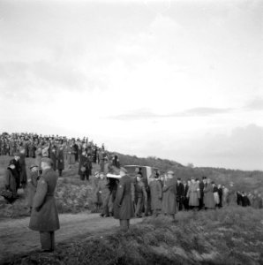 De stoet op weg naar de erebegraafplaats Bloemendaal in Overveen, Bestanddeelnr 255-9124