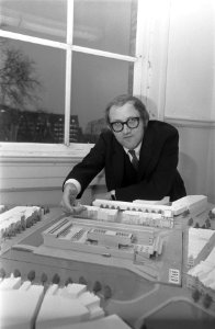 De Weense architect W. Holzbauer geeft een toelichting bij zijn winnend ontwerp , Bestanddeelnr 921-9254