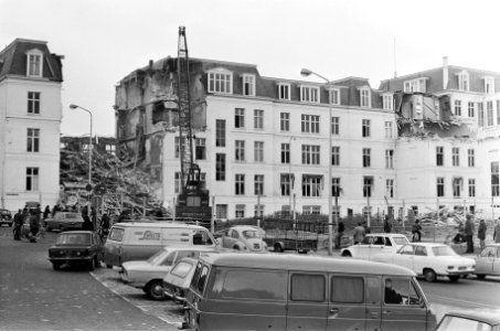 De resten van het hotel met een sloopmachine, Bestanddeelnr 927-0323
