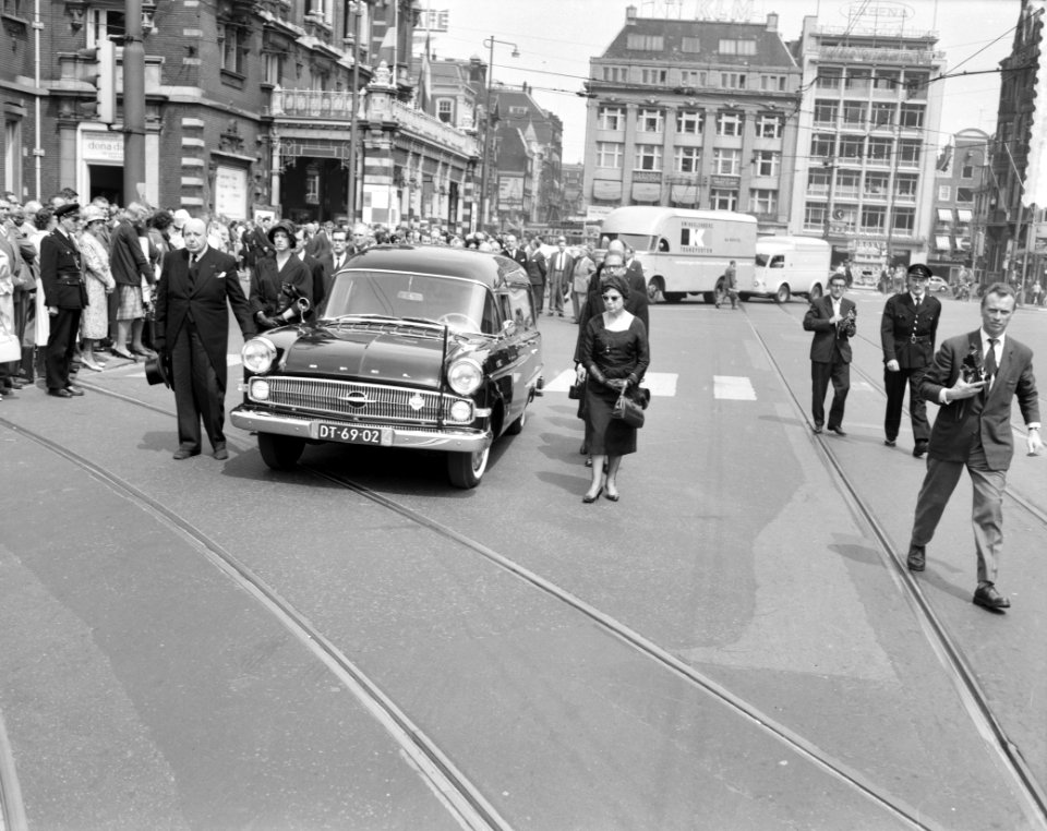De stoet op het Leidseplein. Aan de linkerkant van de lijkwagen Albert van Dals, Bestanddeelnr 912-5677