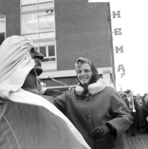 De weduwe van verzetsstrijder Willem Kraan onthulde in Amsterdam-Slotermeer een , Bestanddeelnr 918-8326