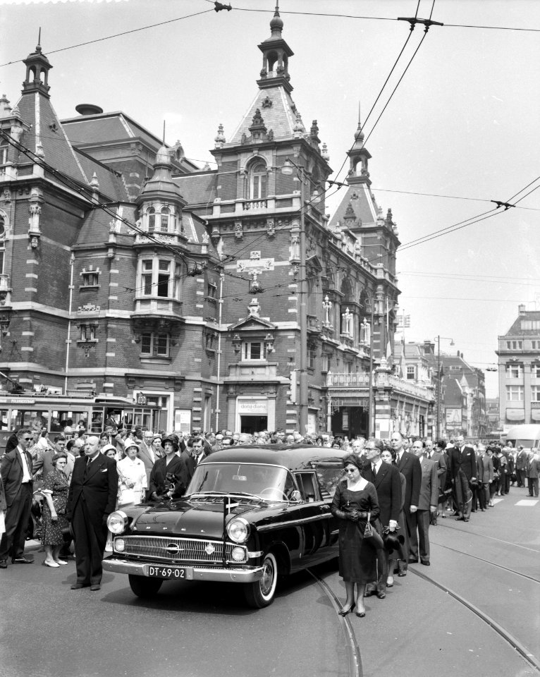 De stoet op het Leidseplein. Aan de linkerkant van de lijkwagen Albert van Dals, Bestanddeelnr 912-5678