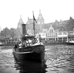 De stoomboot van Sinterklaas voor het Centraal Station, Bestanddeelnr 254-3534