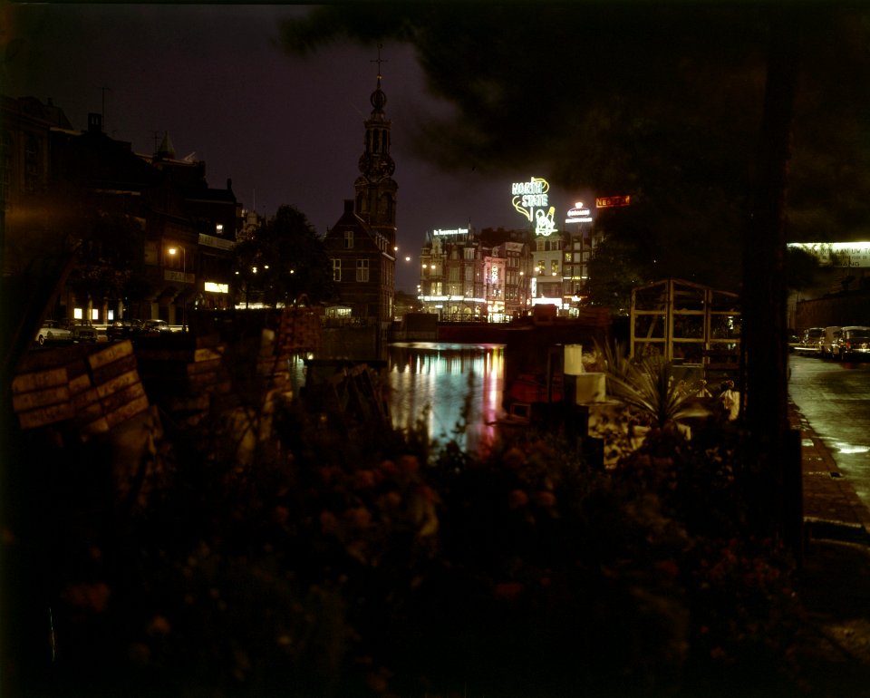 De Munt, gezien vanaf de Bloemenmarkt. Achtergrond Munttoren, Bestanddeelnr 254-7095