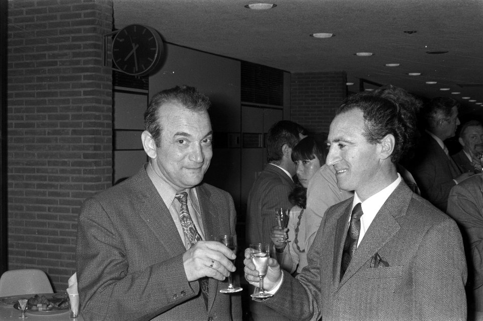 De Russische schakers Viktor Kortsjnoj (l) en Lev Poloegajevski tijdens een toos, Bestanddeelnr 925-6735