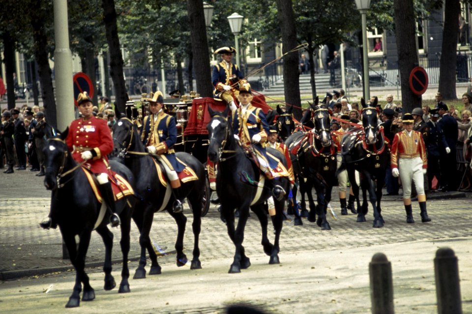 De stoet op weg van de Ridderzaal naar Paleis Lange Voorhout, Bestanddeelnr 254-8190