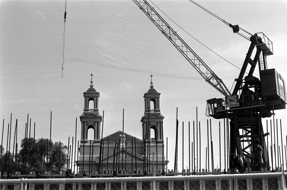 De Mozes en Aäronkerk temidden van de bouwactiviteiten, Bestanddeelnr 925-6624