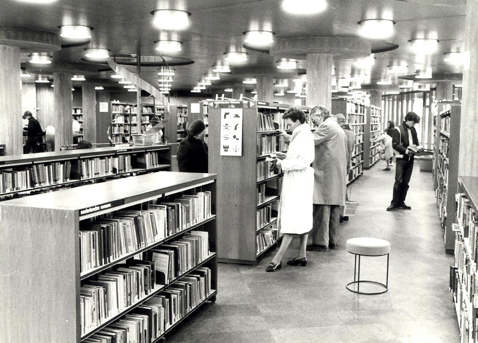 De stadsbibliotheek aan het Doelenplein. Aangekocht in 1985 van United Photos de Boer. - Negatiefnummer 21695 k 11a. - Gepubliceerd in het Haarlems Dagblad van 12.08.1982. Identificatienummer 54-01654