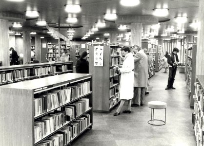 De stadsbibliotheek aan het Doelenplein. Aangekocht in 1985 van United Photos de Boer. - Negatiefnummer 21695 k 11a. - Gepubliceerd in het Haarlems Dagblad van 12.08.1982. Identificatienummer 54-01654