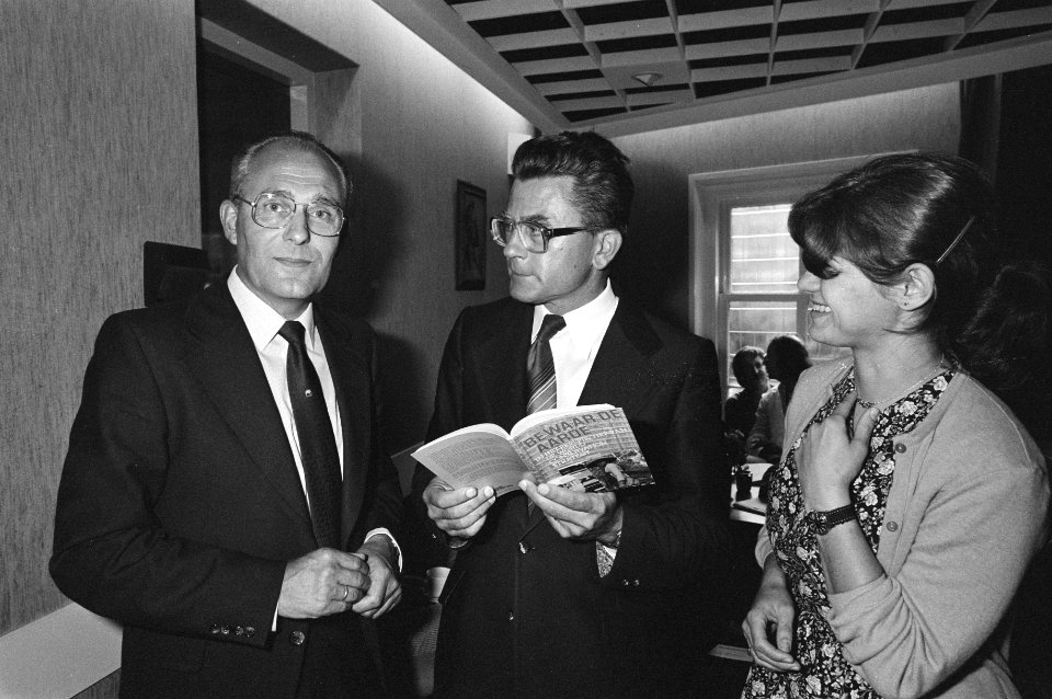 De samensteller van het boek Peter Nijhoff (links) en drs. Irene Dankelman (rech, Bestanddeelnr 931-6877