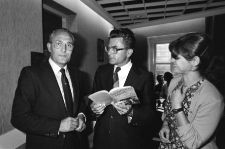 De samensteller van het boek Peter Nijhoff (links) en drs. Irene Dankelman (rech, Bestanddeelnr 931-6877