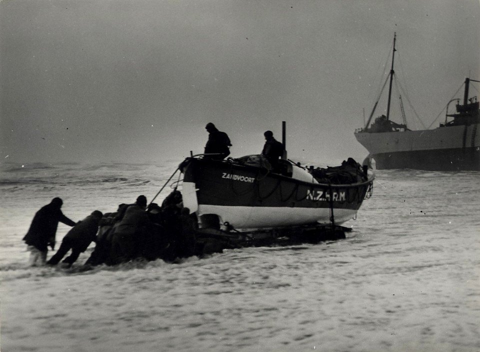 De stranding van het Zweedse schip de C.A. Banck, bij de Zeeweg op 1 maart 1949, de zandvoortse rededingsbrigade in actie. NB. Vlotgekomen 28 juli 1949, doch als schroot verkocht. Aangekocht, NL-HlmNHA 54004218