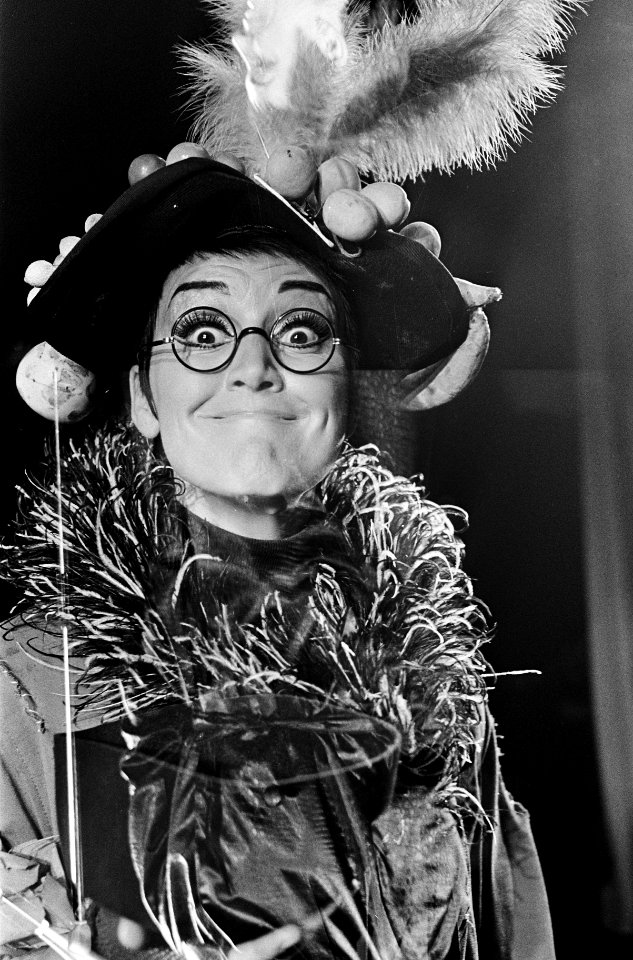 De Rika Jansen One Woman Show in Rembrandttheater, Rika Jansen in haar show, Bestanddeelnr 916-6529